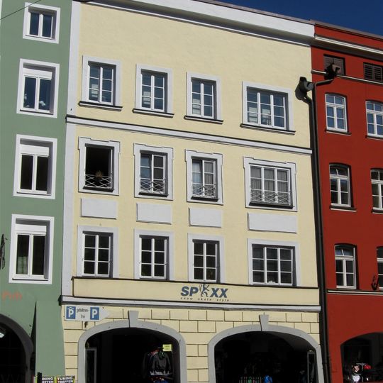 Wohn- und Geschäftshaus