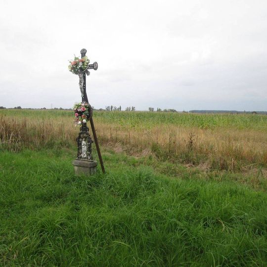 Kříž východně od Dubného u hráze rybníka Nuzov