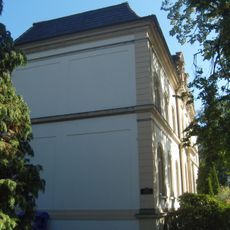 Schloss mit angebautem rechten Nebengebäude und dem ehemaligen Pferdestall, heute offener Gang (Einzeldenkmal zu ID-Nr. 09284105) Dorfstraße 9