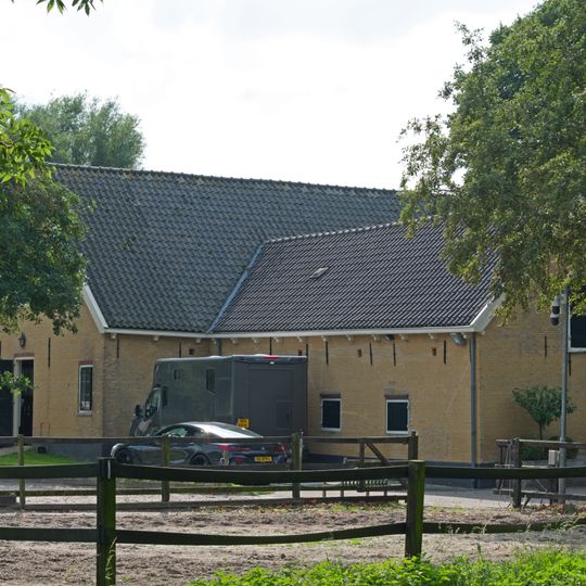 Boerderij op T-vormige plattegrond met aan de achterzijde van het langgerekte bedrijfsgedeelte een dwarsgeplaatste schuur