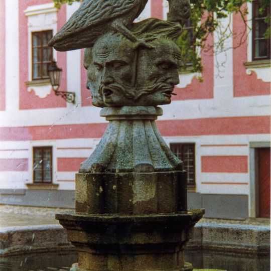 Kašna na velkém nádvoří zámku Třeboň