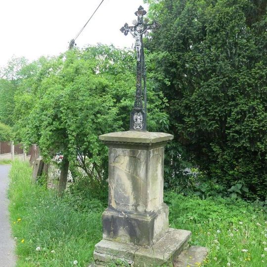 Kříž za kostelem v Mojžíři