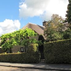 Boerderij met dwars voor de stal gebouwd woonhuis