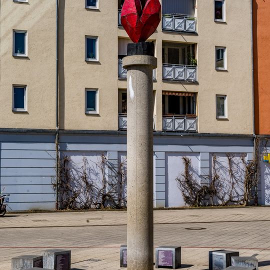 Herz auf Säule mit Ei