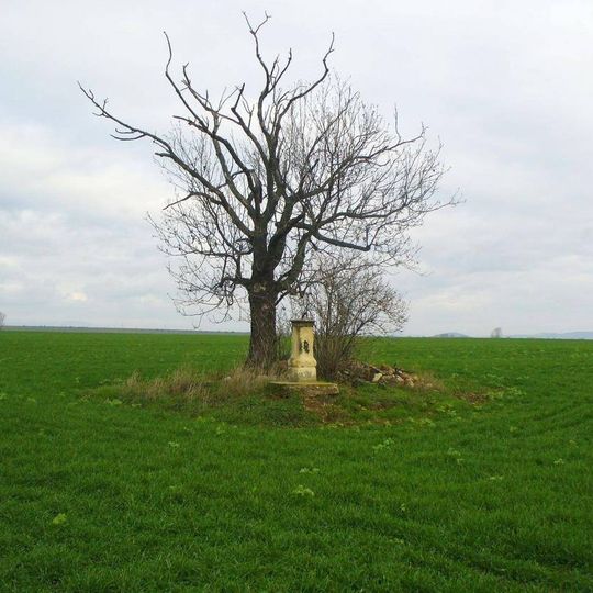 Kříž v poli severozápadně od Lišan