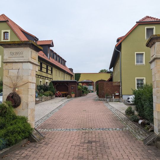 Wohnstallhaus, Torpfeiler und Einfriedung eines ehemaligen Dreiseithofes Hauptstraße 12
