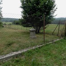 Kříž v zahradě domu čp. 61 v Pavlově