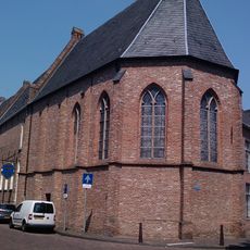 Vrijwel onherkenbaar verminkte driezijdig gesloten kapel van het klooster