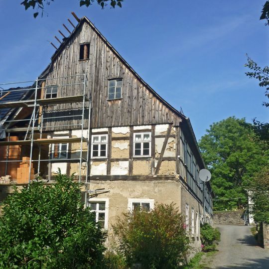 Gasthof Erbgericht mit Wohnstallhaus und Seitengebäude über winkligem Grundriss Gerichtsweg 12