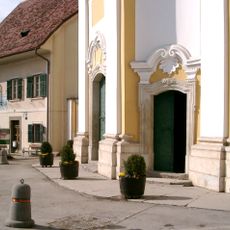 Pfarrhof und Reste der Kirchhofmauer