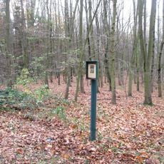 Památník jižně od Roupova