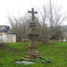 Kříž u kaple Navštívení Panny Marie v Žiželicích