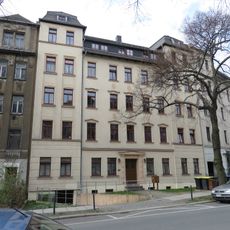 Mietshaus in geschlossener Bebauung mit Vorgarten Orthstraße 3
