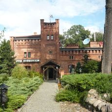 Oficyna III, ob. zespół restauracyjno-hotelowy „Zajazd pod Kłobukiem