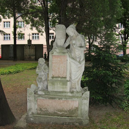 Ondrejský cintorín, náhrobník so sochou