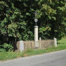 Kříž východně od Zvěstonína