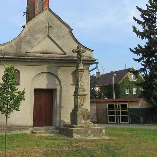 Kříž ve Vlachově před kaplí