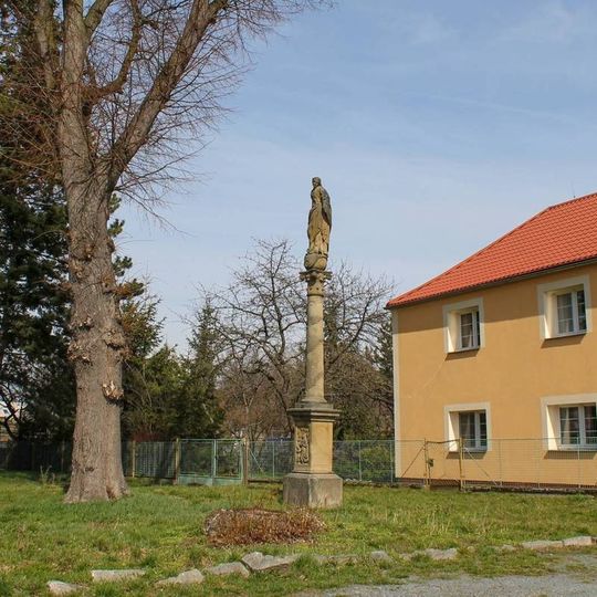 Sloup se sochou Panny Marie v Újezdu ve středu obce