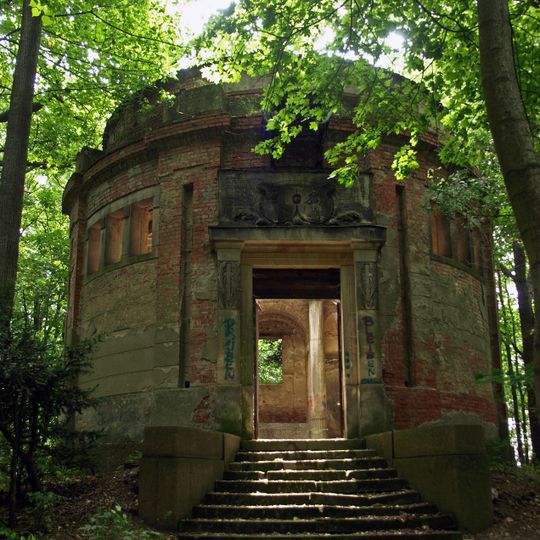 Einzeldenkmale der Sachgesamtheit Rittergut Oberrengersdorf: Neues Schloss, Eiskeller, Mausoleum, Torpfeiler, Brücke und gemauerter Teichzulauf im Park Bergstraße 19