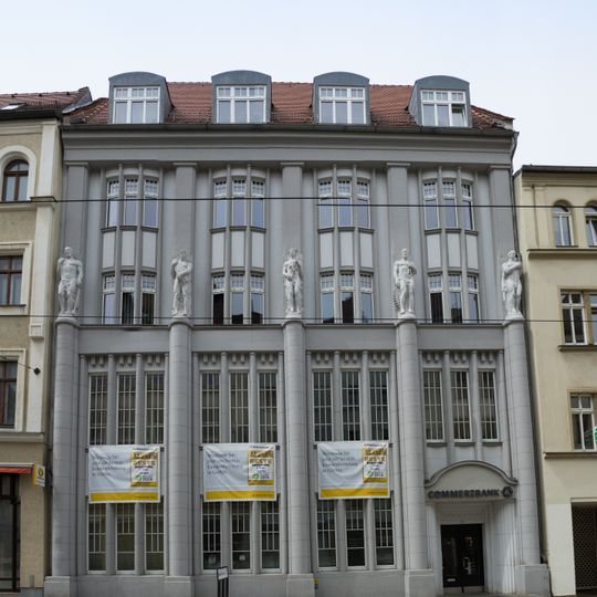 Commerzbank; Löbauer Bank in geschlossener Bebauung Berliner Straße 53