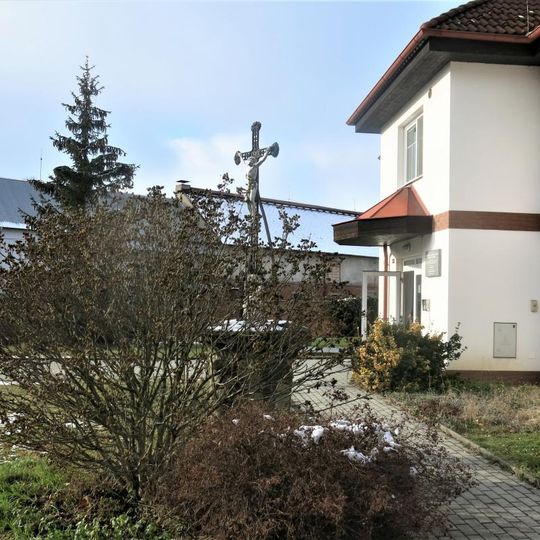 Kříž naproti obecnímu úřadu v Horkách nad Jizerou