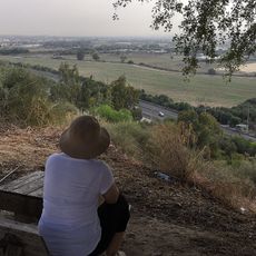 זולה (פינת חמד לנוח ולאכול) עם נוף יפה לכיוון מזרח