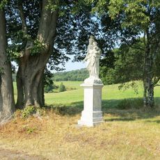 Socha Madony na rozcestí u silnice jižně od Květnova