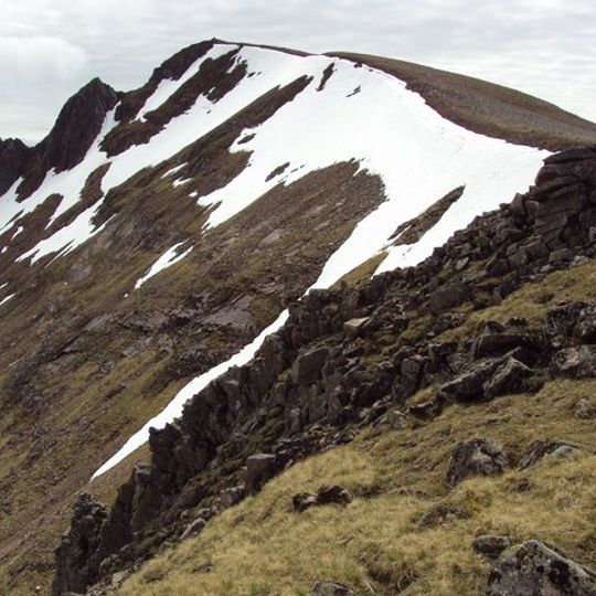 Càrn Dearg Meadhonach
