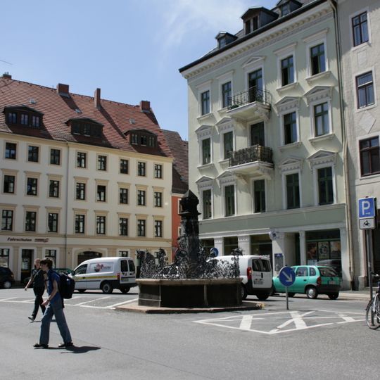 Wohnhaus mit Läden mit originalen Fronten in geschlossener Bebauung, Eckhaus Klosterplatz 14
