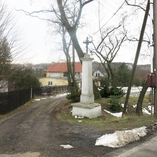 Kříž na rozcestí ulic Hlavní a U Křížku v Husinci