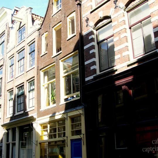 Huis met gevel onder klokvormige top met rollagen