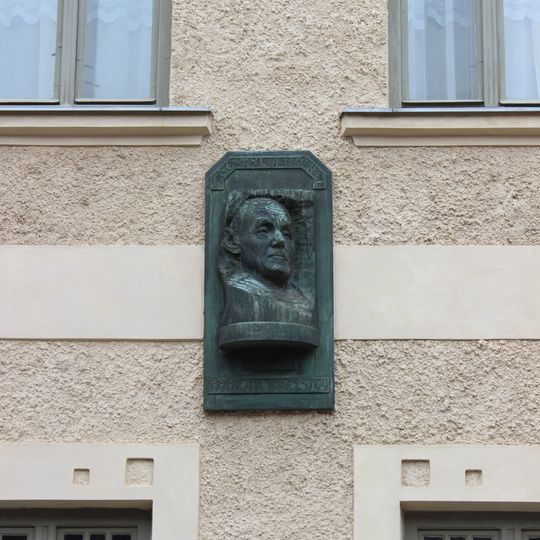 Pamětní deska Otokara Březiny na domě Březinova 46 v Jaroměřicích nad Rokytnou