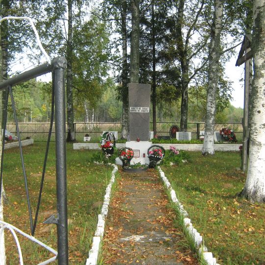 Братское кладбище советских воинов, погибших в борьбе с фашистами )