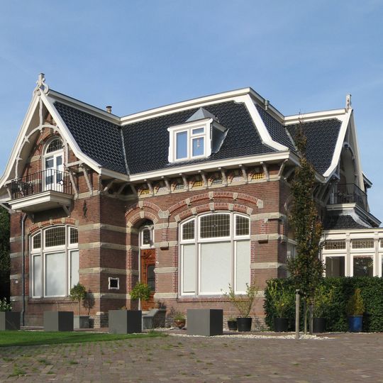 Villa in eclectische stijl met chaletstijl-elementen