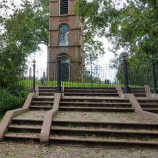 Kerkhof, trappartij met toegangshek