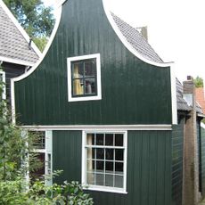 Houten huis met halsgevel