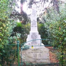 Pomník padlým u hřbitova v Chloumku