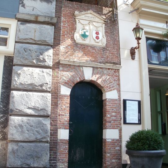 Poortje met wapensteen