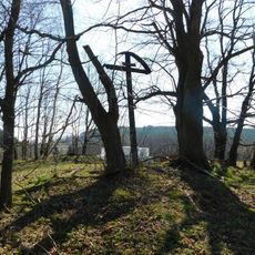 Dřevěný kříž východně od Mladých Bříští