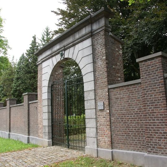 Walls and gates of Begraafplaats Tongerseweg