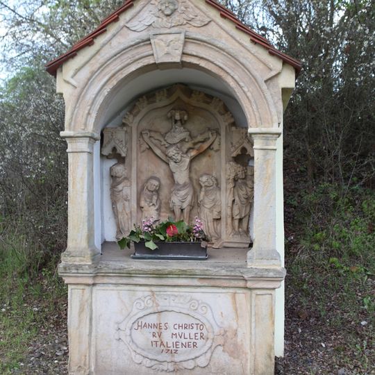 Verputzter Backsteinbau mit Satteldach