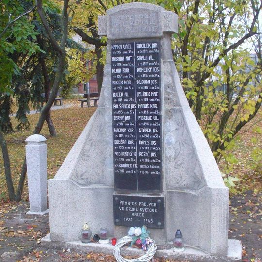 Pomník padlým na návsi v Cerhenicích