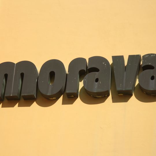 Nápis Morava z měděného plechu na domu textilu, Komenského nám. č. 6