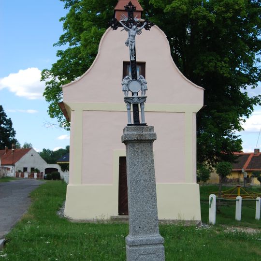 Kříž u kaple v Čejeticích