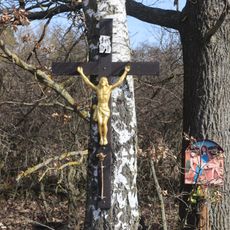 Křížek na stromě u Ohrazenic