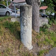 Meilenstein westlich der Bundesstraße