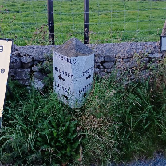 Guide post at SD 9986 6309