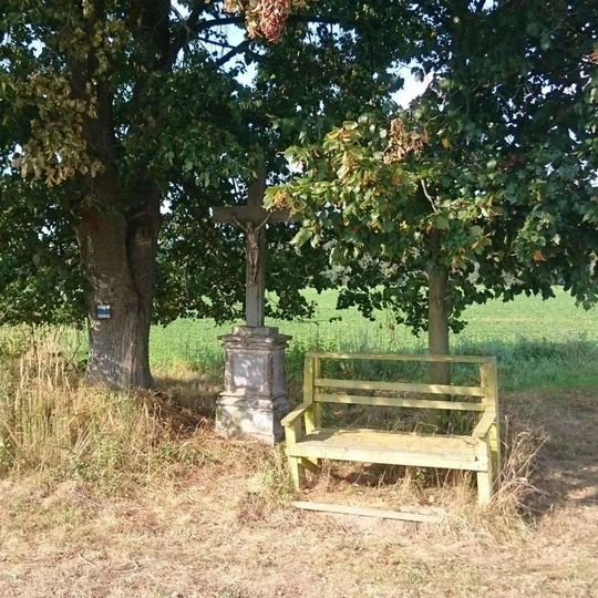 Kříž jihovýchodně od Dlouhé Lhoty u cesty