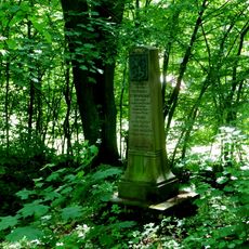 Památník založení Československa u silnice mezi Rozkoší a Skálou