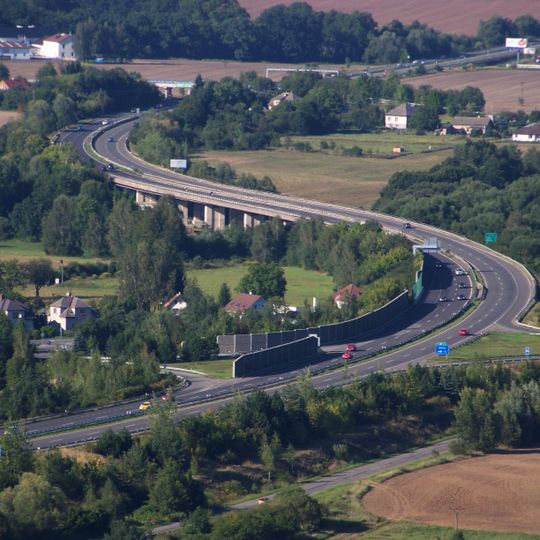 Most dálnice D10 přes Žehrovku a železniční trať mezi Březinou a Loukovem